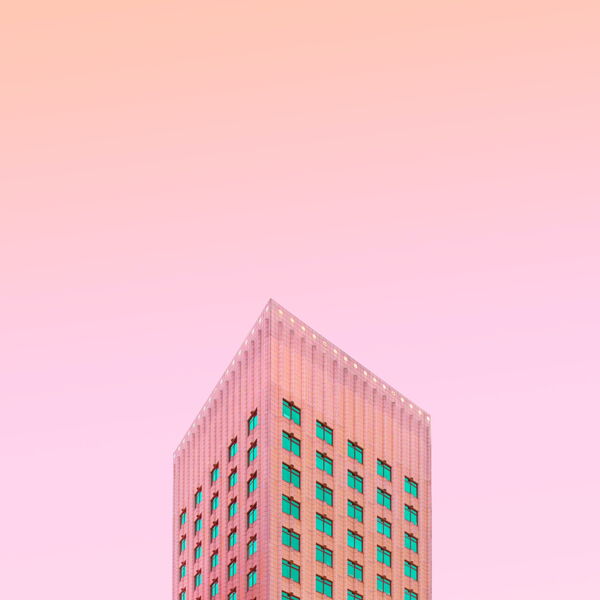 Moderne Architektur vor orangem Himmel
