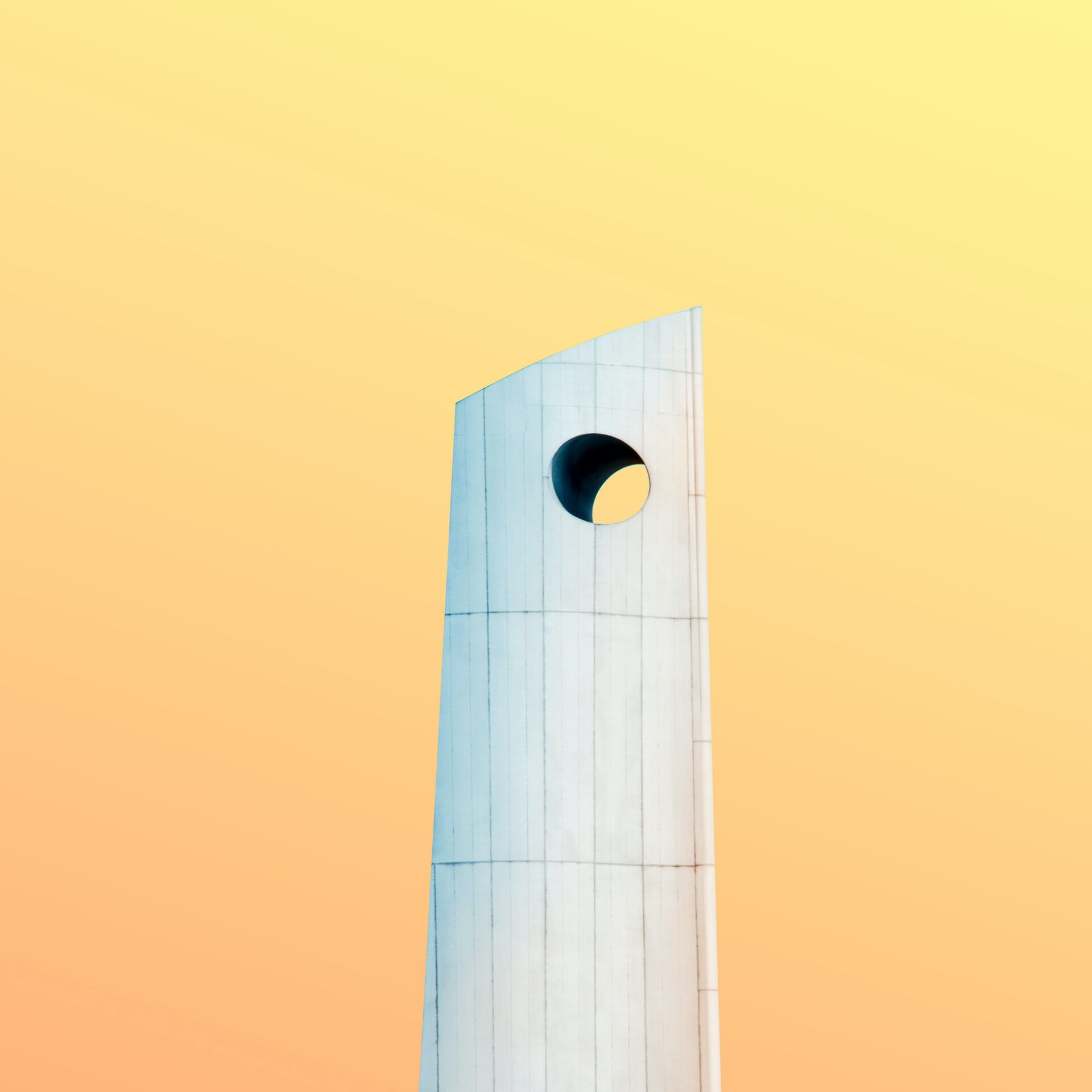 Moderne Architektur vor gelbem Himmel