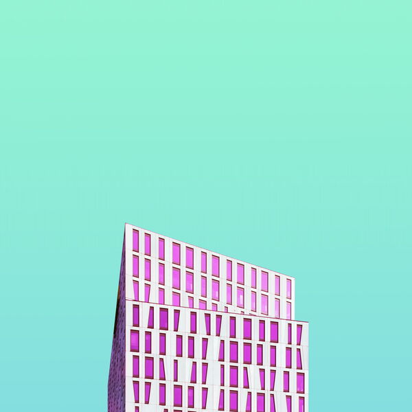 Moderne Architektur vor türkisem Himmel