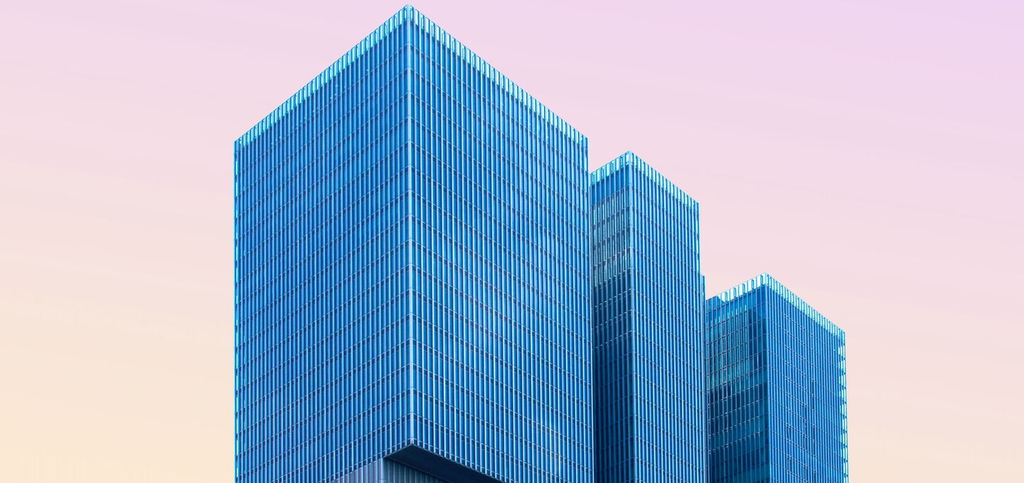 Moderne Architektur vor rosa Himmel